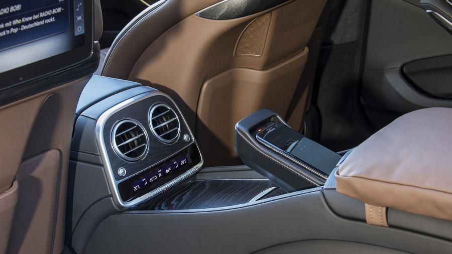 Детали интерьера Mercedes-AMG S63 4Matic+ Lang 2017 года  (WW) (фото 103 из 105)